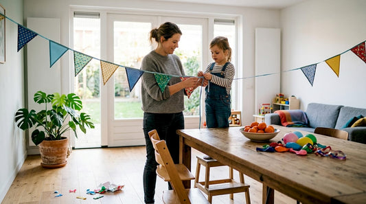 Het hele gezin is druk in de weer met het ophangen van slingers in de woonkamer.