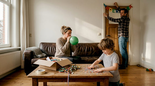 Samen knutselt het gezin vrolijke feestversiering in de woonkamer.
