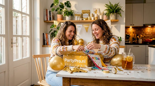 In de woonkamer haalt een vrouw de themaversiering uit de doos.
