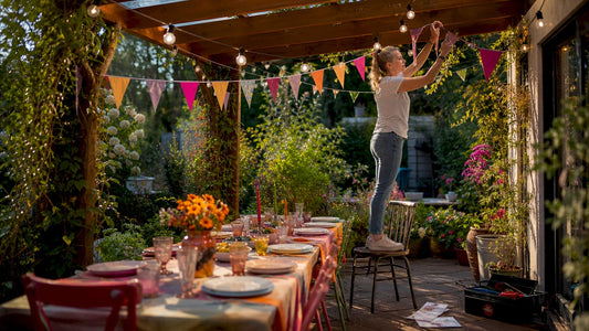 Een vrouw versiert de woonkamer met veilige feestdecoratie.