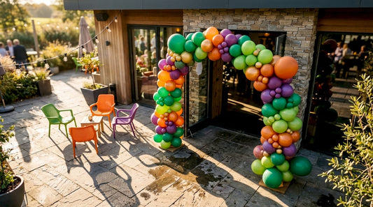 Bij binnenkomst word je feestelijk verwelkomd door een kleurrijke ballonnenboog.