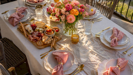 Een feestelijk gedekte tafel met prachtig servies en sfeervolle decoratie.