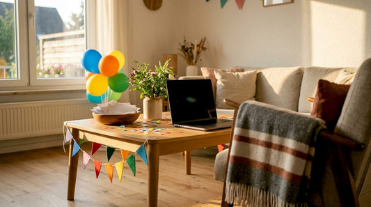 Thuiswerkplek met laptop, feestelijke slingers en ballonnen