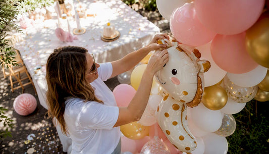 Een feestelijk versierde babyshower-tafel met vrolijke ballonnen