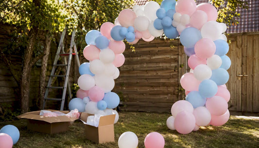 Binnen staat een ballonboog voor de babyshower die al deels in elkaar is gezet.