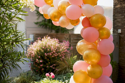 Een feestelijke boog van pastelballonnen gecombineerd met sfeervolle, natuurlijke slingers zorgt voor een prachtige aankleding van je feestje.