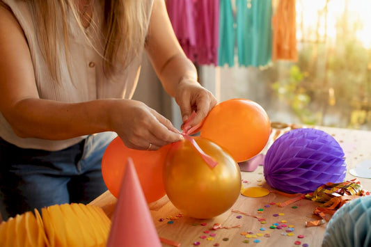 Met zorg worden feestpakketten met accessoires samengesteld