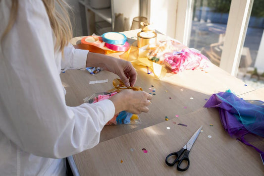Handen die gepersonaliseerde feestversiering maken