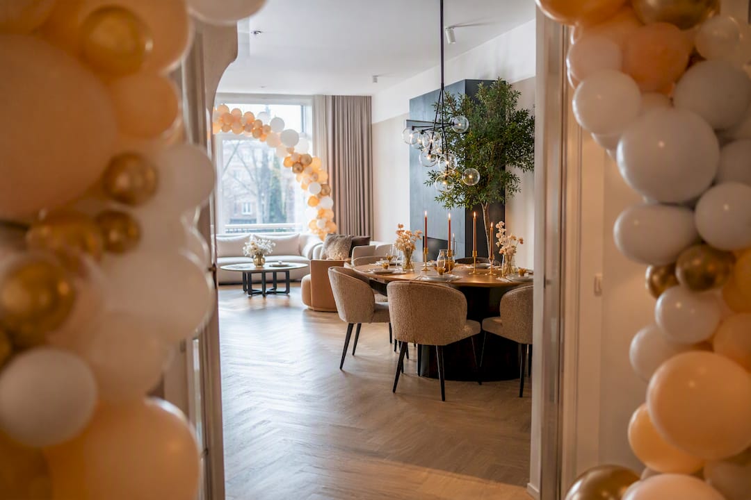 Stijlvolle feestlocatie met sfeerverlichting en decoratie
