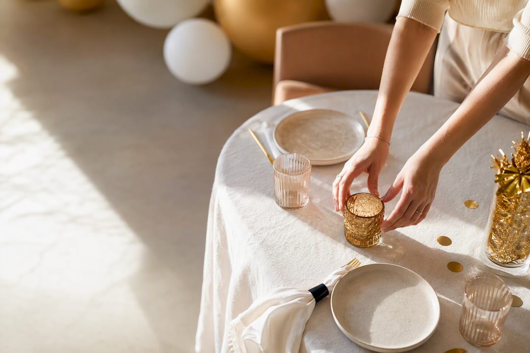 Gestylde feesttafel tijdens de opbouw