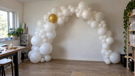 Organische ballonnenboog tegen de muur van de hobbykamer